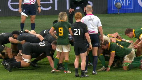 电讯报：霍伊伦穿9号球衣是对历史的亵渎；他的机动性堪比衣柜.